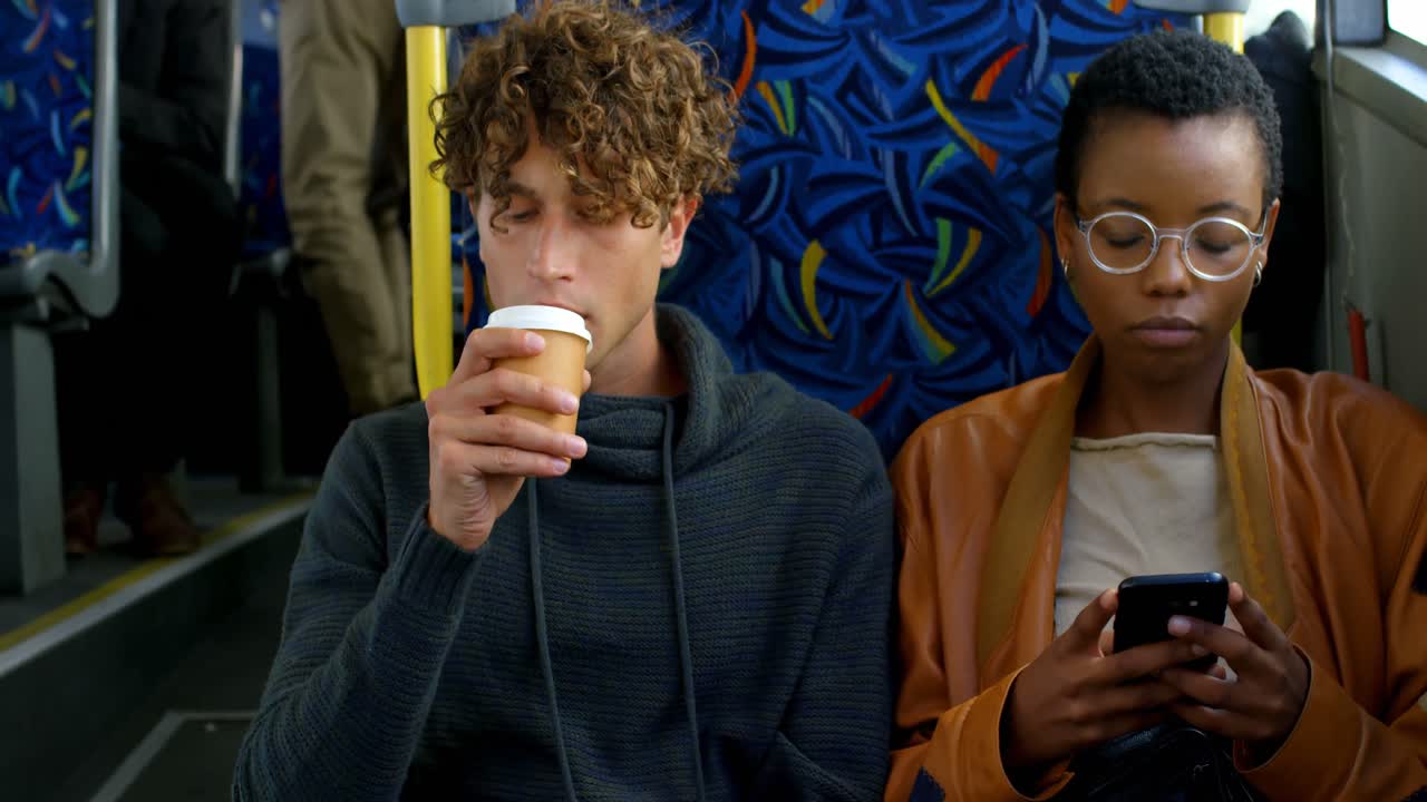 viajeros que usan teléfonos móviles y toman café 4k