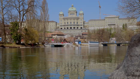 Das-Bundeshaus-Ist-Ein-Gebäude-In-Bern,-In-Dem-Die-Schweizer-Bundesversammlung-Und-Der-Sitz-Der-Regierung-Untergebracht-Sind-–-Totale