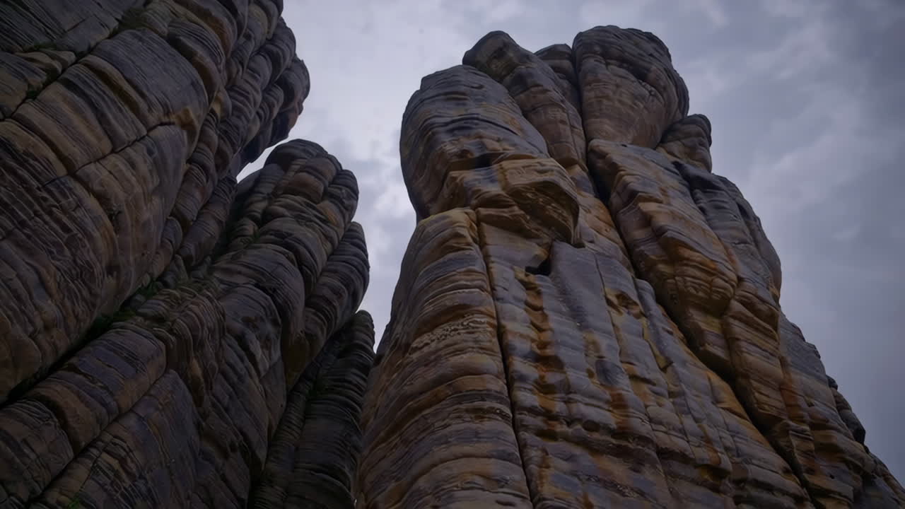 formaciones rocosas dramáticas bajo un cielo nublado