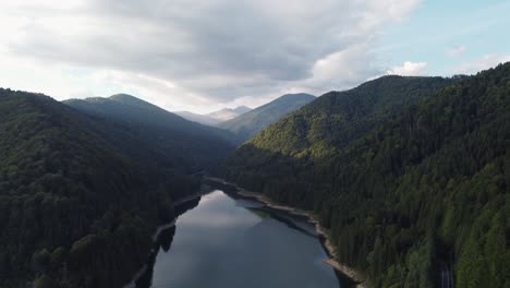 Toma-Aérea-Sobrevolando-La-Cordillera-De-Fagaras-Y-El-Lago-Vidraru-En-Rumania