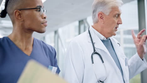 médico, trabajo en equipo y aprendizaje con médicos