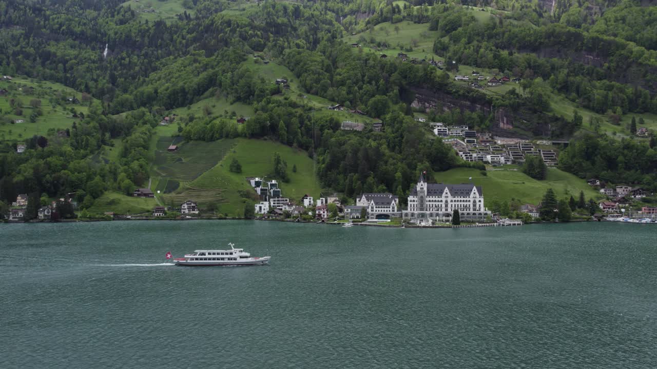 ferry boat en el lago de lucerna por vitznau en los alpes suizos, suiza - aérea