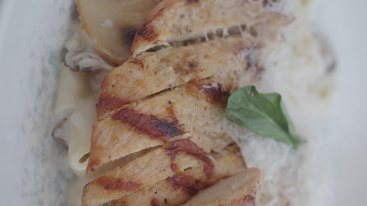 Grilled Chicken with Creamy Pasta
