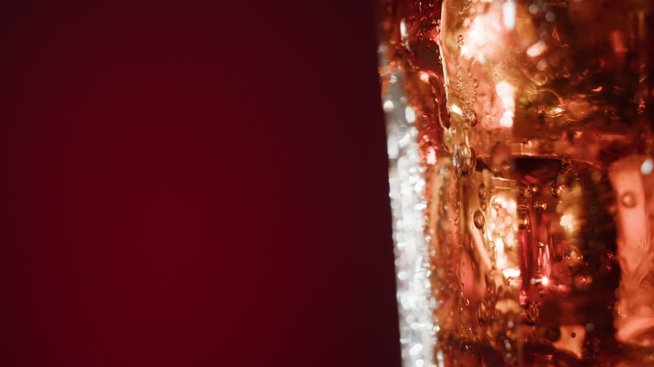 primer plano de un vaso de cola con hielo