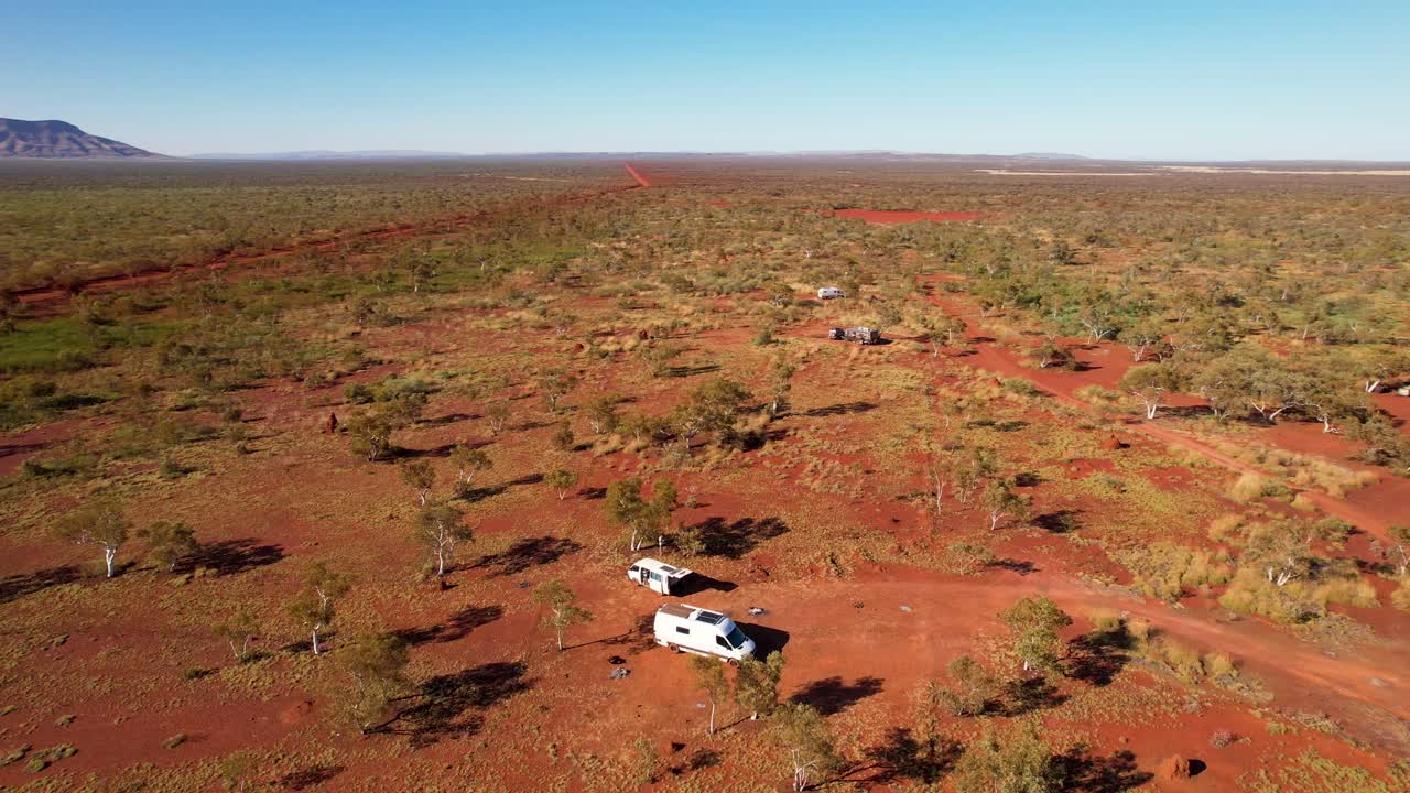 video de drones en 4k de furgonetas estacionadas en un campamento gratuito cerca de hamersley gorge en el parque nacional karagini, australia occidental