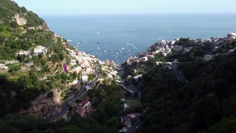 Toma-Aérea-De-Positano,-Un-Pueblo-Costero-Italiano-Con-Vistas-Al-Mar-Al-Fondo