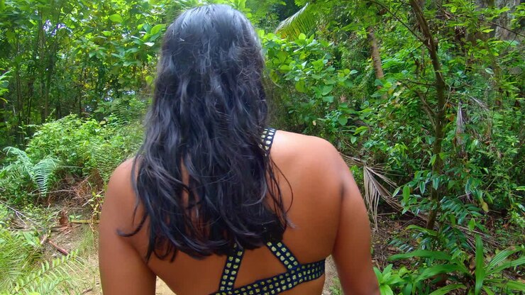 SLOW MOTION | Ragazza indiana in bikini che cammina su un sentiero nella giungla in Thailandia verso la spiaggia e ammira il paesaggio