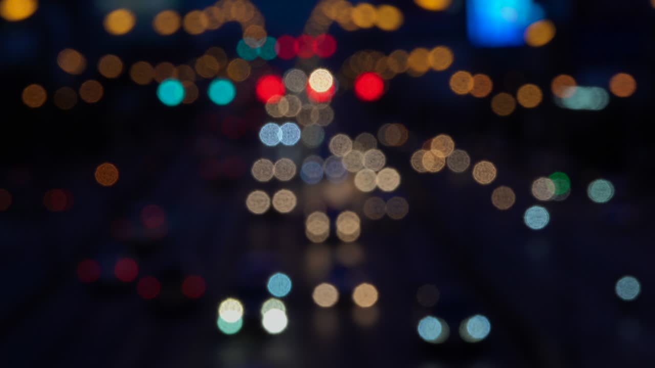 la ciudad nocturna está desfocada con un bonito bokeh y el típico ruido de la ciudad.