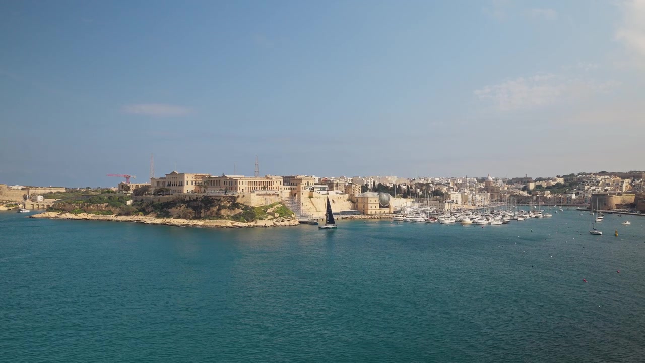 Ampia inquadratura di Kalkara Creek e Villa Bighi a Malta.