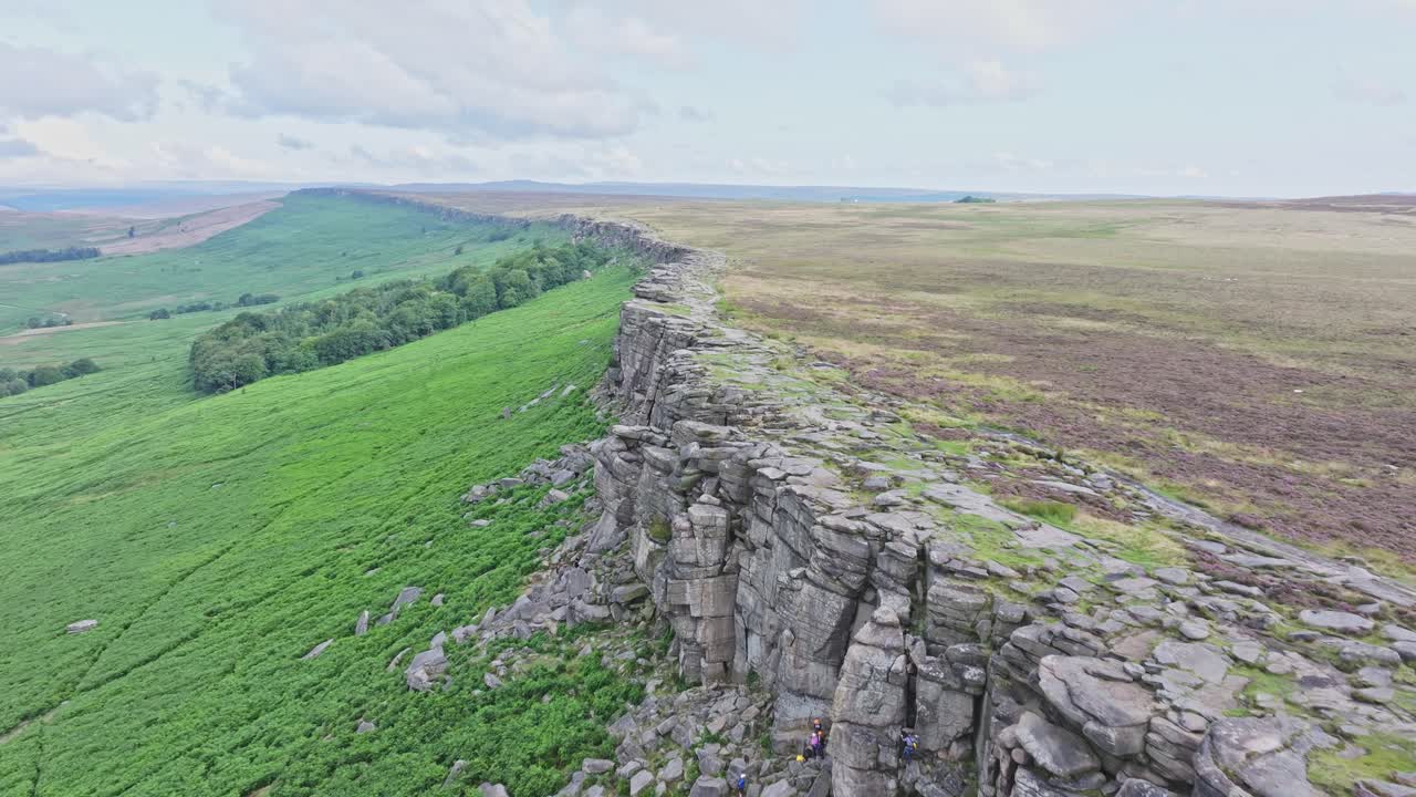 panorámica aérea de la cara del acantilado de stanage en un día nublado, inglaterra