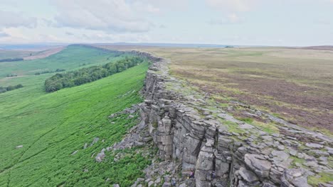 Panorama-Luftaufnahme-Der-Stanage-Edge-Klippenwand-Von-Grittstone-An-Bewölkten-Tagen,-England