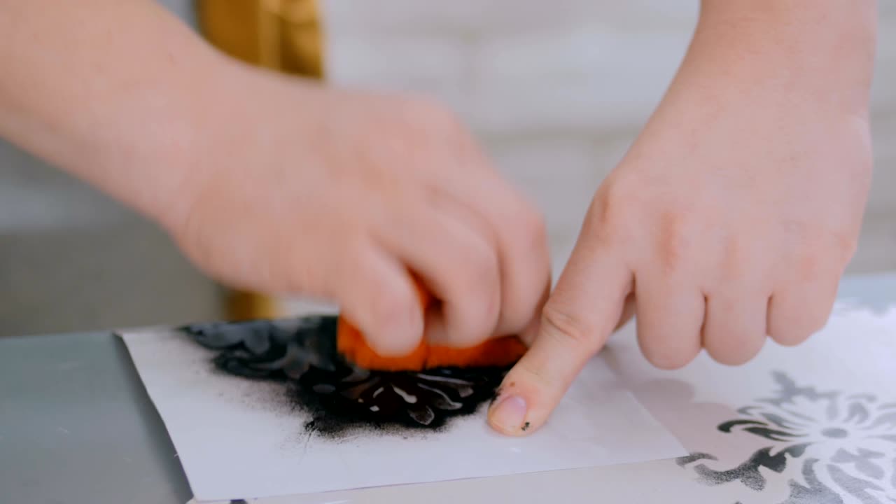 manos de mujer pintando círculo de madera