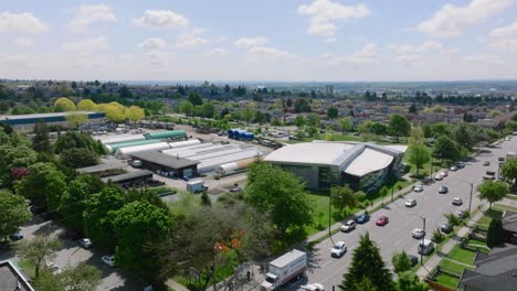 estructuras inmobiliarias de oakridge en oakridge, vancouver, canadá con tráfico rápido al frente