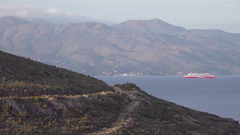 Un-Ferry-Navega-De-La-Isla-De-Corfú,-Grecia-2