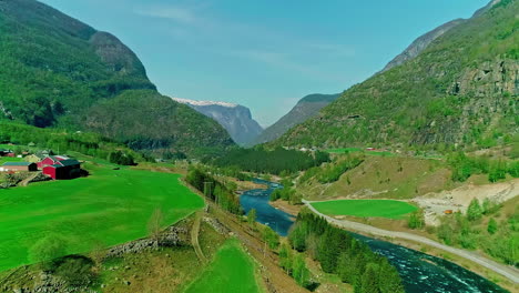 El-Río-Flåmselvi-En-La-Provincia-De-Vestland-En-Noruega,-Comenzando-En-El-Glaciar-Omnsbreen.