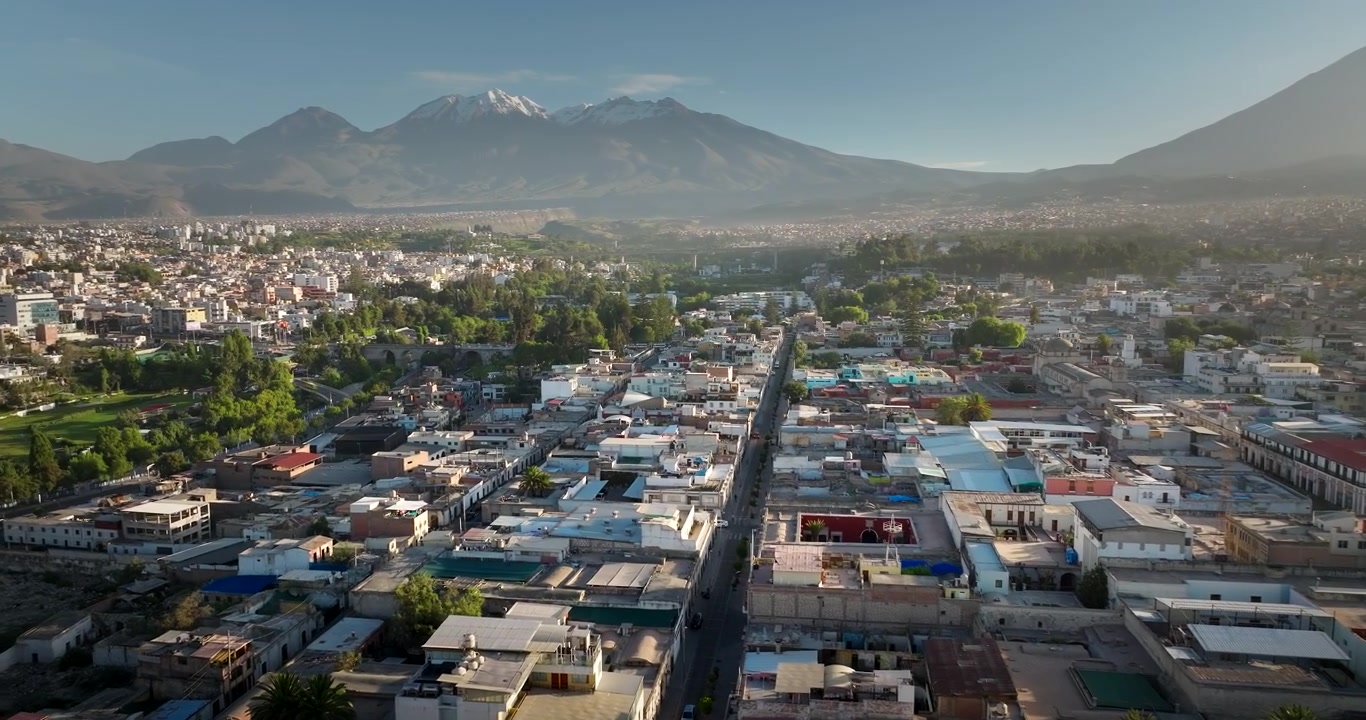 Ilmakuva, Arequipan kaupunkikuva, Urbaani metropoli, Asuinmaisemat, Vuoristoiset taustat, Peru, Etelä-Amerikka.