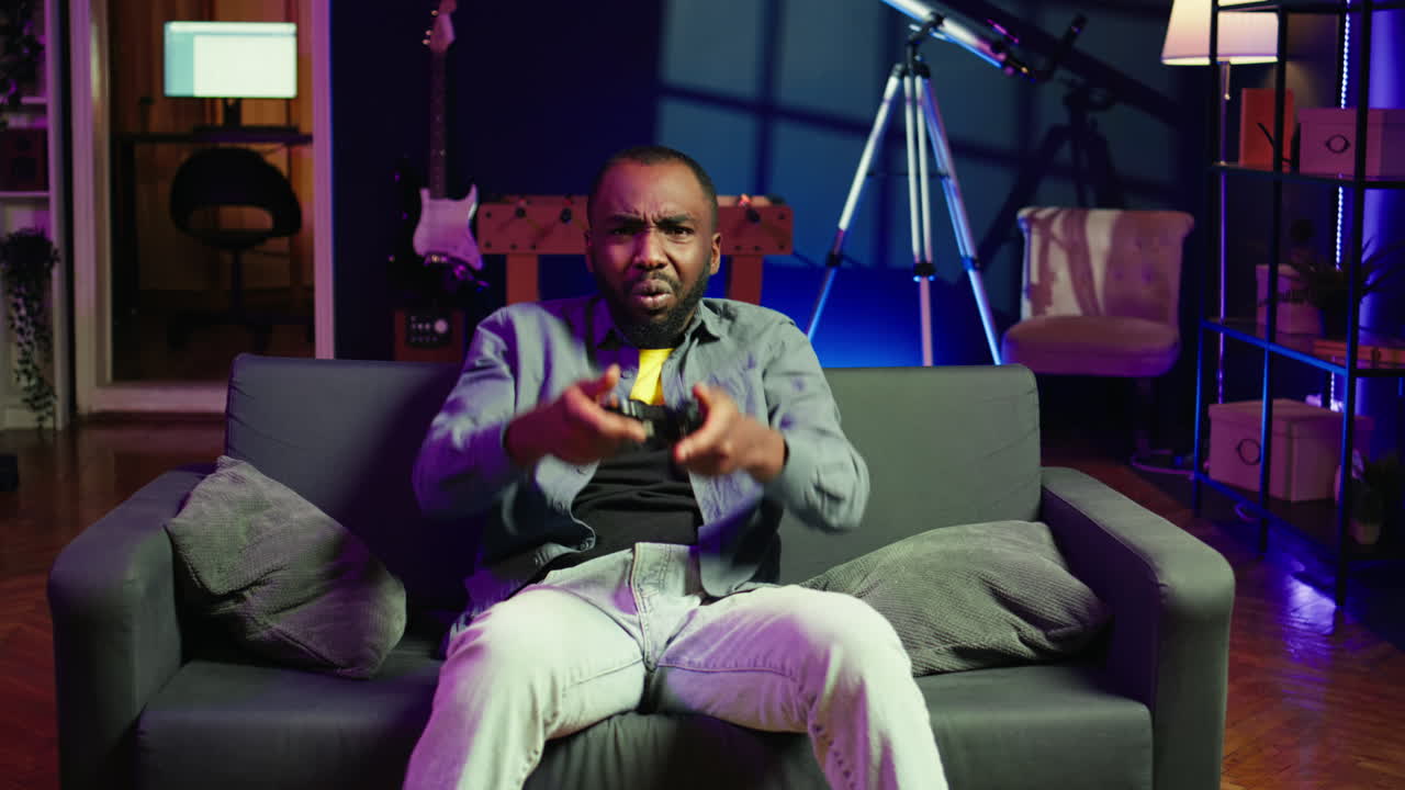 un jugador irritado molesto después de perder en un videojuego en línea para un solo jugador