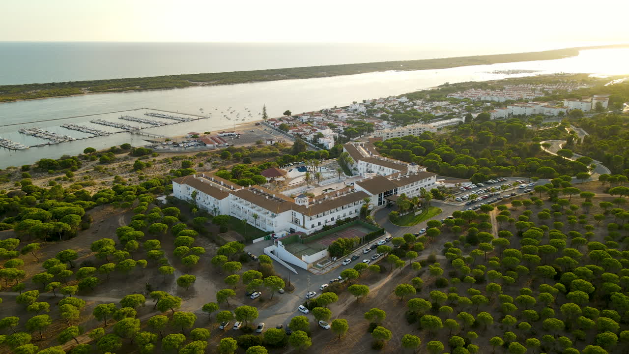 jardín playanatural hotel and spa con vistas a la marina san miguel por el río piedra en el rompido, huelva, españa
