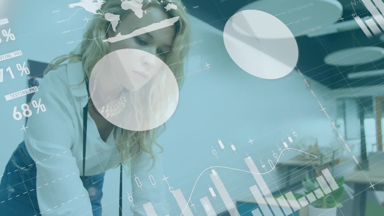 animación del procesamiento de datos financieros sobre una mujer de negocios caucásica en el cargo