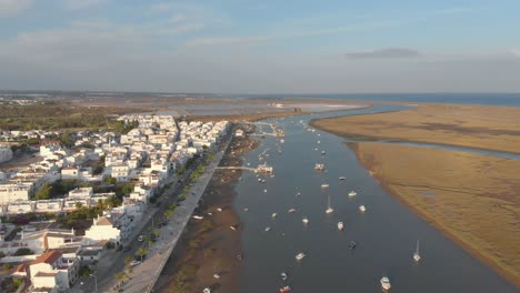 Vista-Aérea-De-Un-Hermoso-Pueblo-De-Pescadores