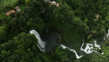 Vista-De-Arriba-Hacia-Abajo-De-Las-Escénicas-Cataratas-Marmore-En-Umbría,-Italia---Disparo-De-Drones