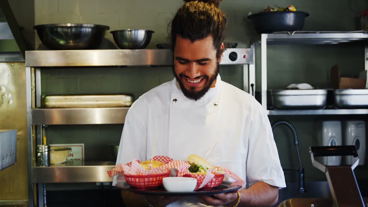cocinero feliz sosteniendo una bandeja de comida en la cocina