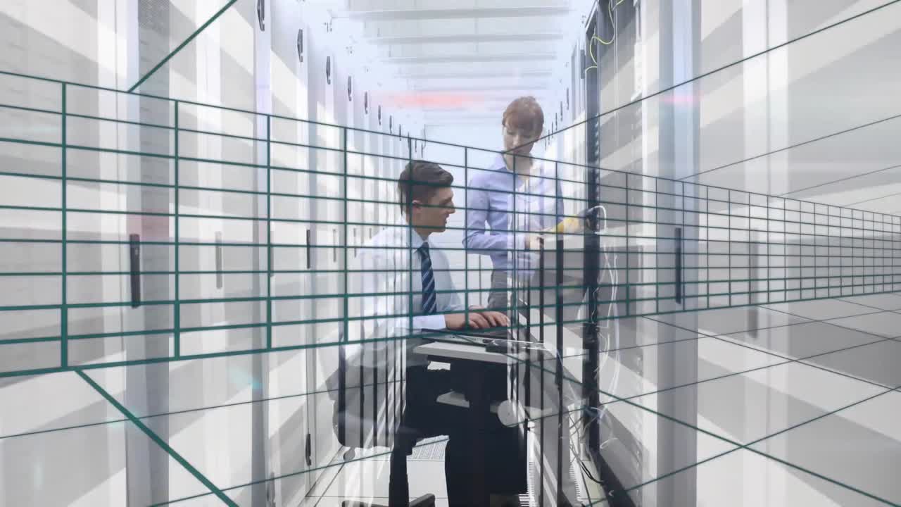 animación del procesamiento de datos a través de servidores informáticos y red con ingenieros informáticos caucásicos.