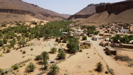 famoso pueblo de mauritania en el oasis de terjit, desierto del sahara - sobrevuelo aéreo estableciendo vuelo de drones