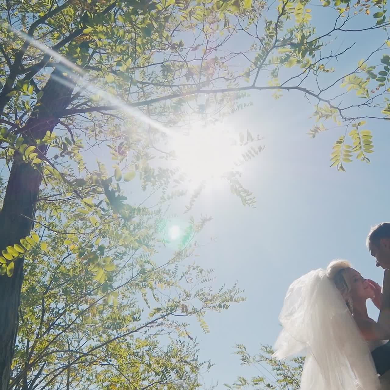 태양 아래에서 목욕하는 로맨틱 웨딩 커플