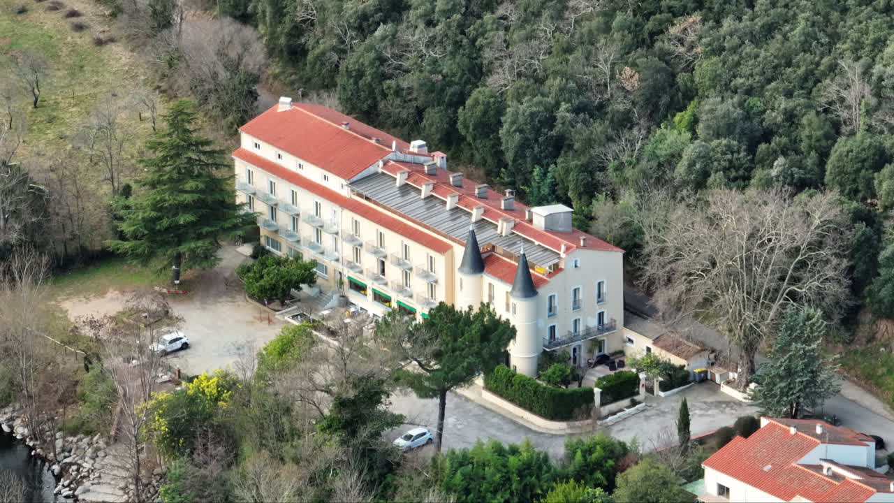 desde arriba, vean las joyas arquitectónicas y las curvas del río de amélie-les-bains-p