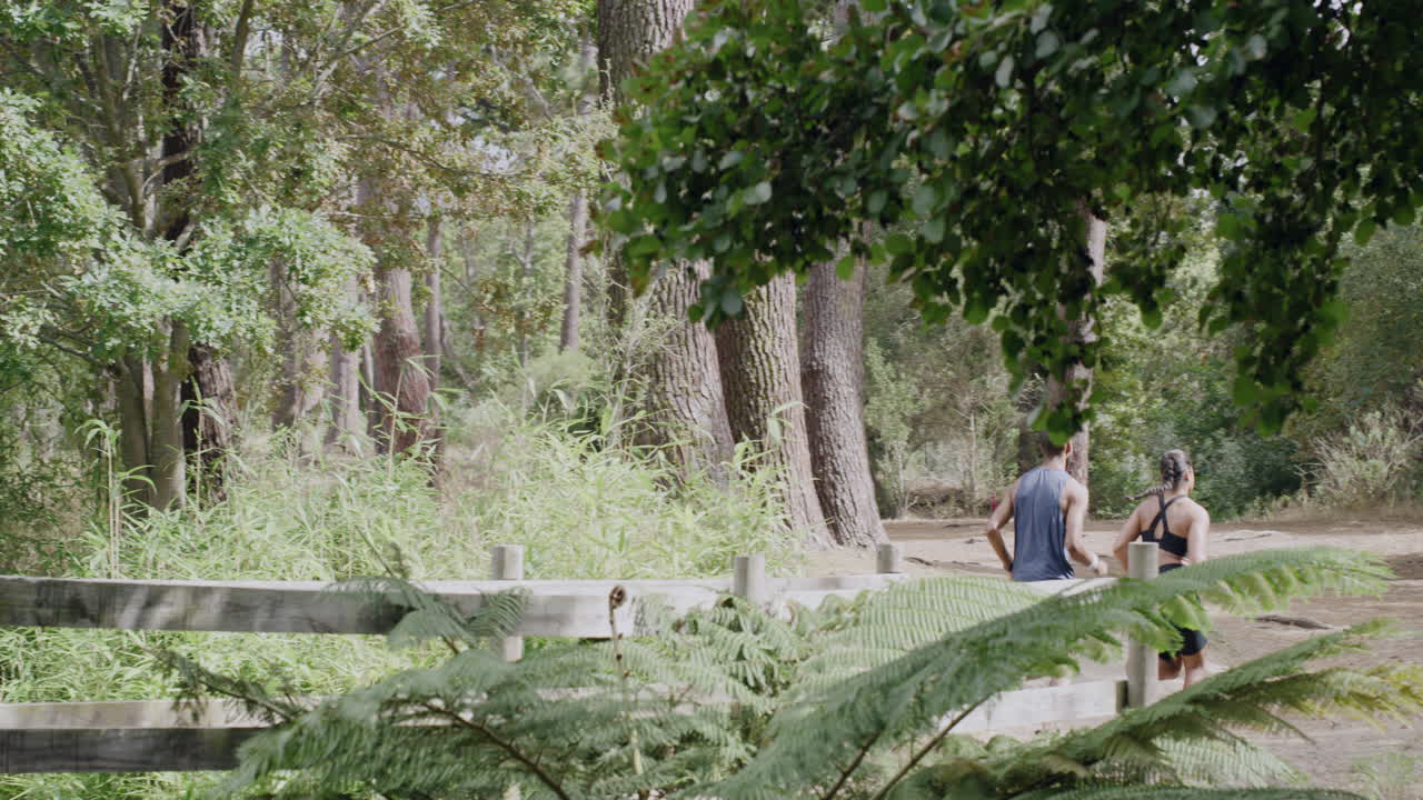 un novio y una novia activos y atléticos