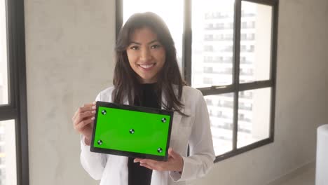 Hermosa-Mujer-Asiática-Sosteniendo-Tablet-Sonriendo-Ventana-Horizontal-Lenta