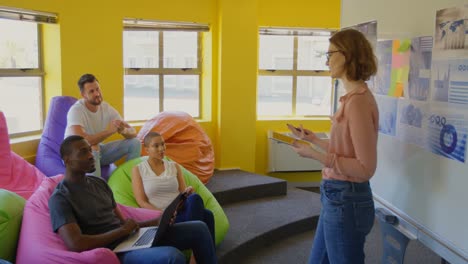 joven equipo de negocios de raza mixta planeando y sentado en una oficina moderna 4k