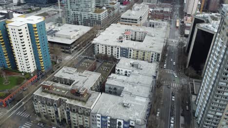 vista aérea de los edificios residenciales y calles del centro de seattle, usa, revelando disparos de drones
