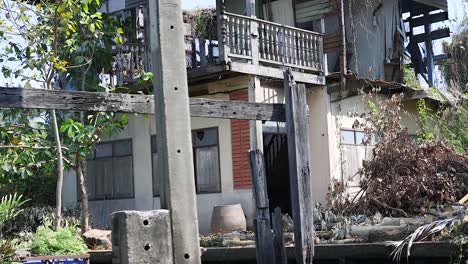 casa en ruinas junto al canal con exuberante vegetación