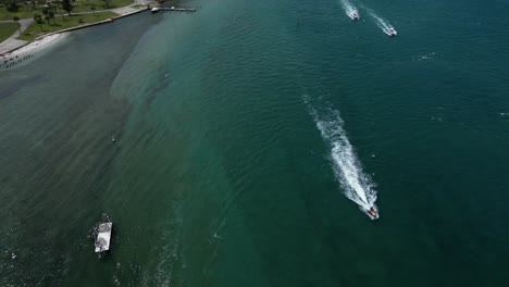 Imágenes-Aéreas-De-Barcos-Que-Pasan-Mientras-Miran-Hacia-El-Río-Loxahatchee-En-Florida