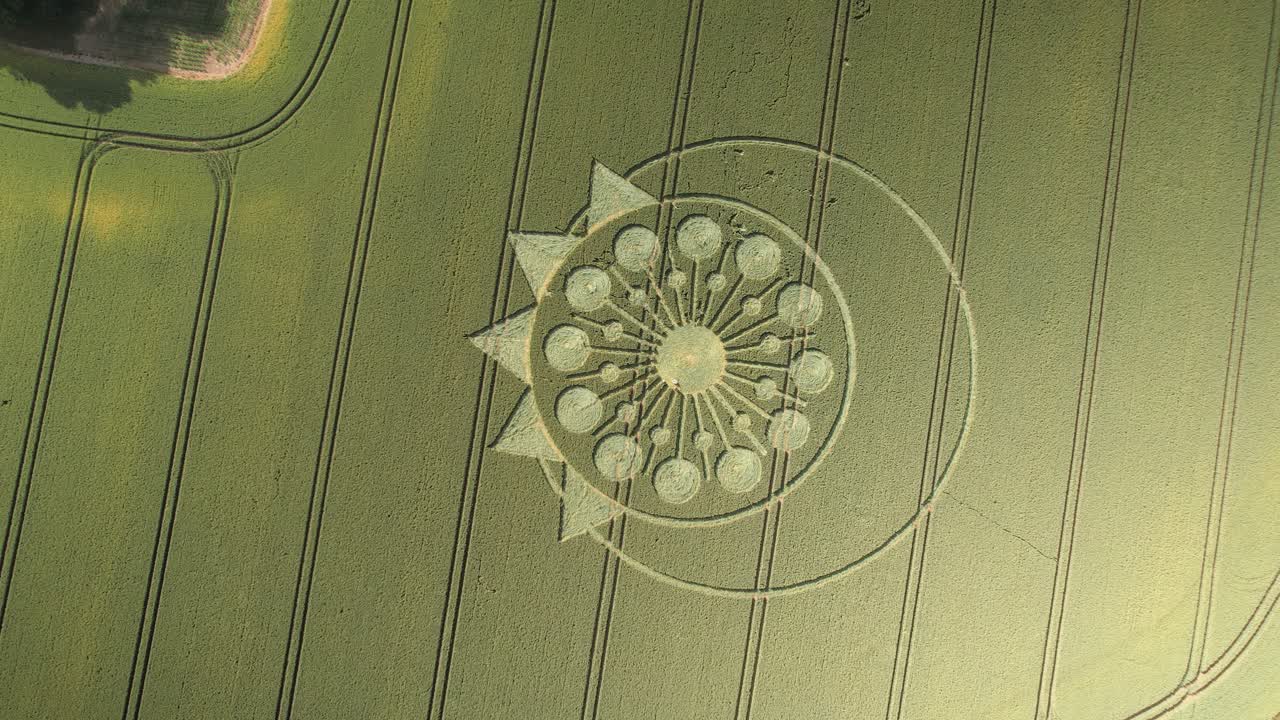 영국 오슬베리 (owslebury) 의 곡물 원 위 비행 - 드론 촬영