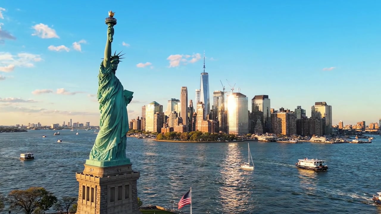Una splendida veduta aerea dell'iconica Statua della Libertà che domina il maestoso skyline di New York City in una giornata limpida sotto un cielo blu vibrante