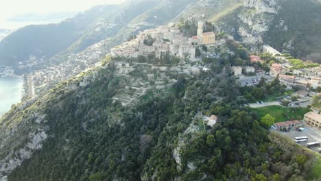 Toma-Aerea-De-La-Hermosa-Montaña