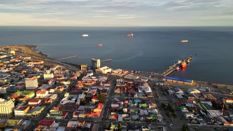 Puerto-De-Entrada-De-Punta-Arenas-Chile-Aviones-No-Tripulados-Vuelan-Sobre-El-Transporte-Marítimo-Del-Estrecho-De-Magallanes-Y-La-Arquitectura-Urbana-De-La-Ciudad-Más-Austral,-Patagonia