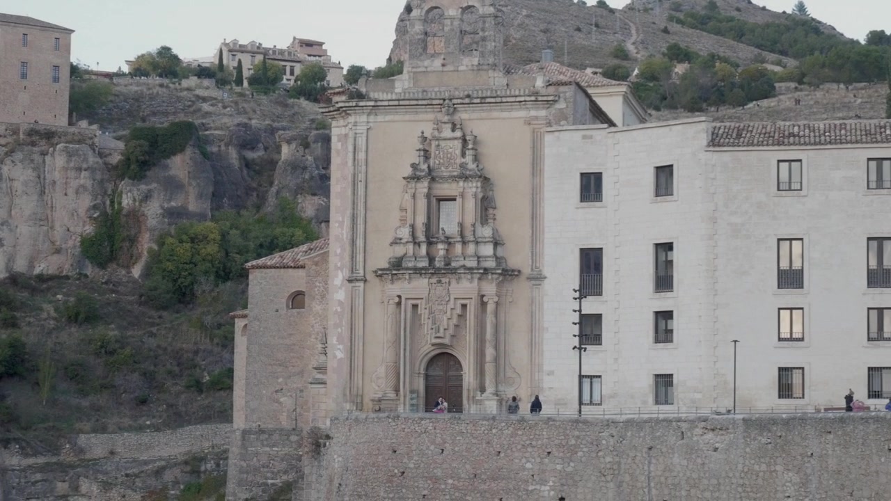 Le case a picco sulla scogliera a Cuenca, Spagna, emanano un fascino storico e una grandezza.
