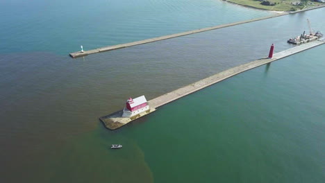 Vista-Aérea-Del-Faro-faro-En-El-Muelle-En-Michigan,-Estados-Unidos