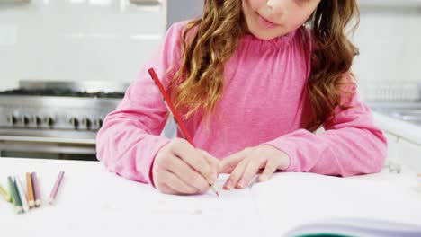 chica haciendo su tarea