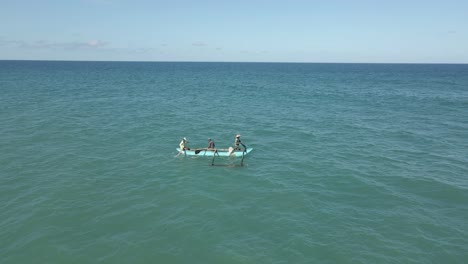 Toma-Aérea-De-Drones-De-Hombres-Remando-En-Un-Pequeño-Bote-De-Pesca-Tradicional