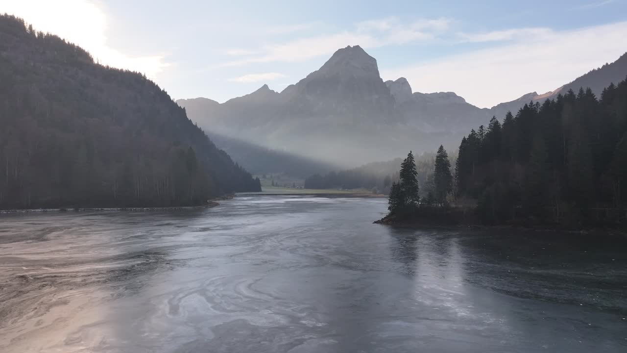 Betagende utsikt over den frosne Oberseesjøen i Näfels, Glarus, Sveits, omgitt av majestetisk alpelandskap.