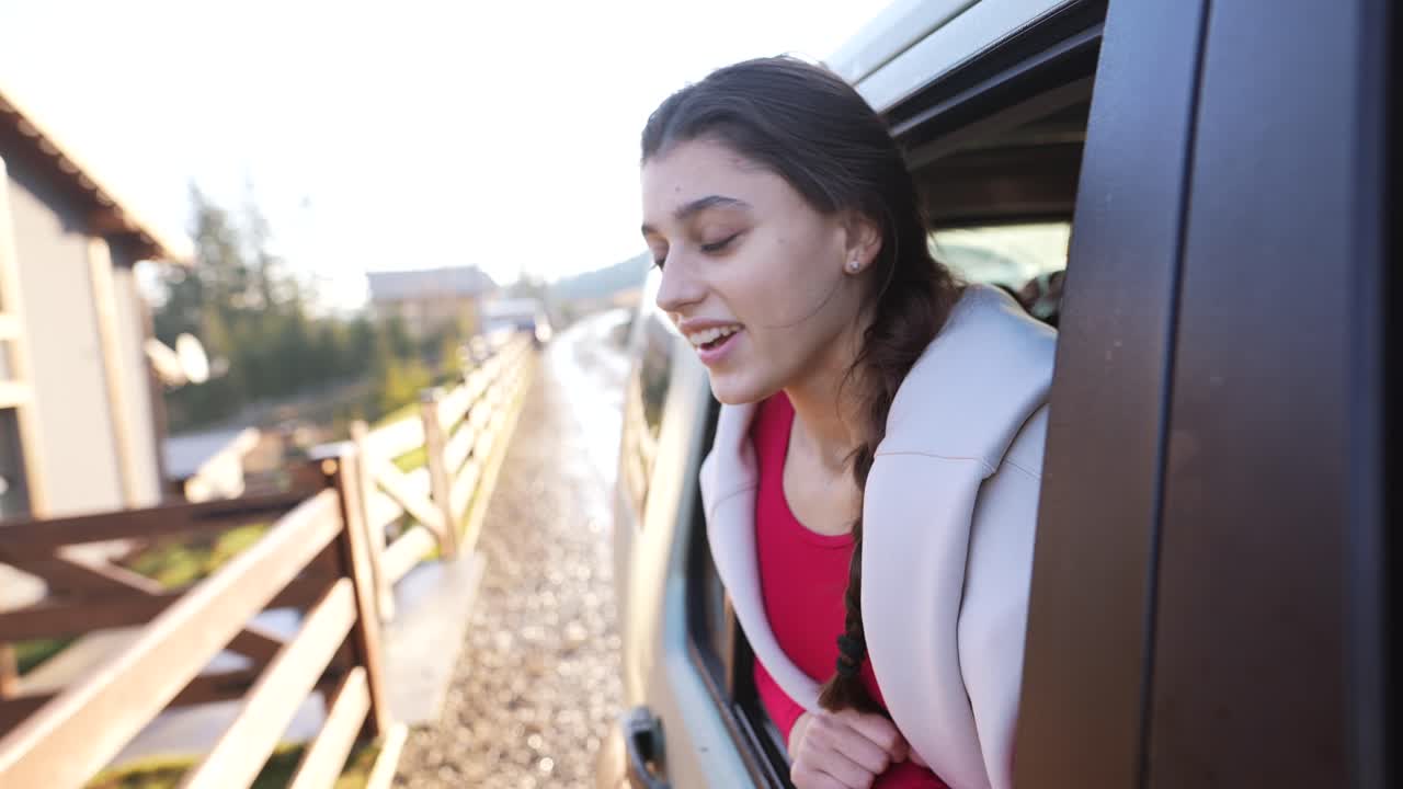 mujer mirando por la ventana del coche a las vistas panorámicas de la montaña