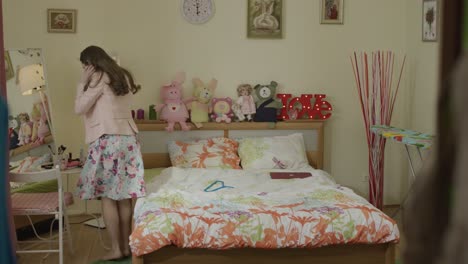 una adolescente se prepara en su dormitorio.