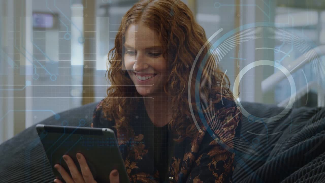 Donna che tocca il tablet e sistema la presa sulla sedia, con HUD che si sposta sullo schermo, testando l'interfaccia dell'app.