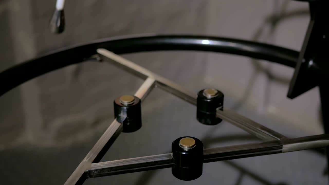 el péndulo magnético se mueve entre tres imanes