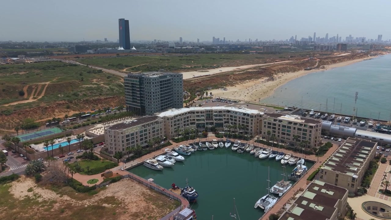 Kompleks hunian mewah di Herzliya Marina menawarkan hunian tepi laut dengan dermaga pribadi untuk yacht penghuni